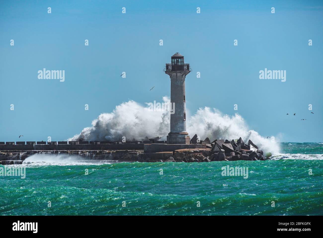 Onde che si schiantano sul faro Foto Stock