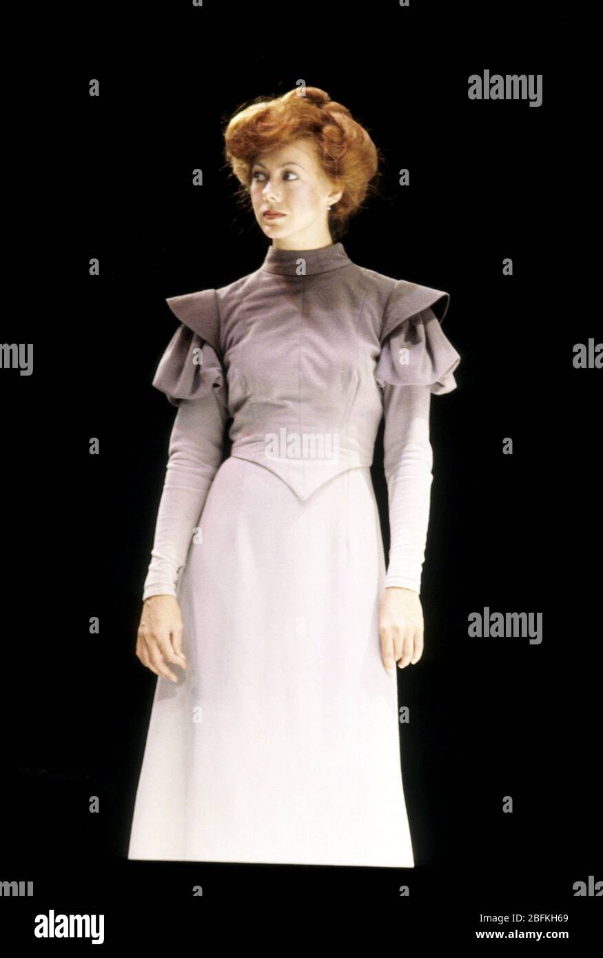 Jenny Agutter (Hedda Gabler) a HEDDA adattato da Charles Marowitz da 'Hedda Gabler' da Henrik Ibsen alla Roundhouse, Londra nel 1980 design: Timian Alsaker regista: Charles Marowitz Foto Stock