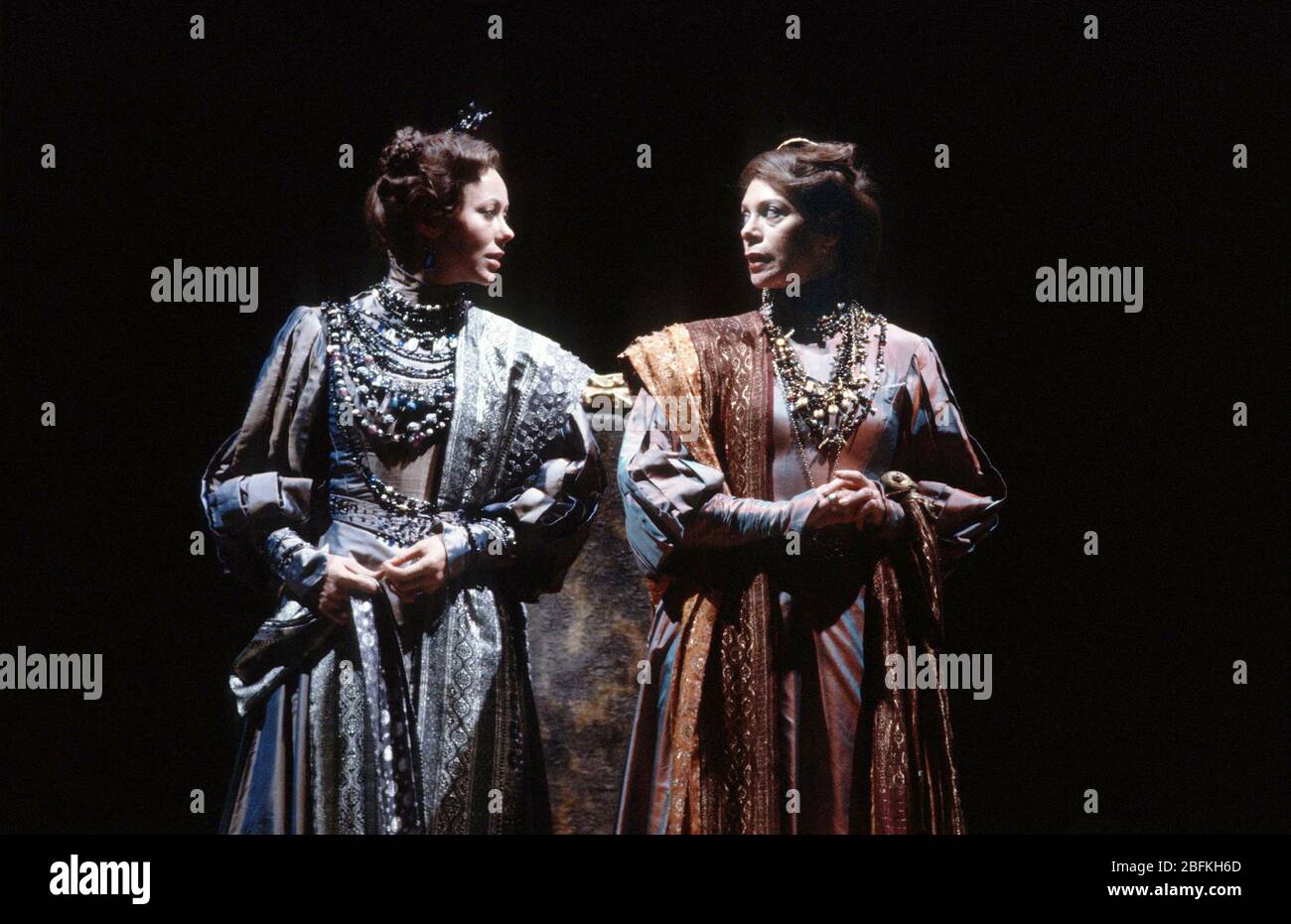 l-r: Jenny Agutter (Regan), Sara Kestelman (Goneril) in RE LEAR di Shakespeare Royal Shakespeare Company (RSC), Barbican Theatre, Londra 05/1983/31 design: Bob Crowley regista: Adrian Noble Foto Stock