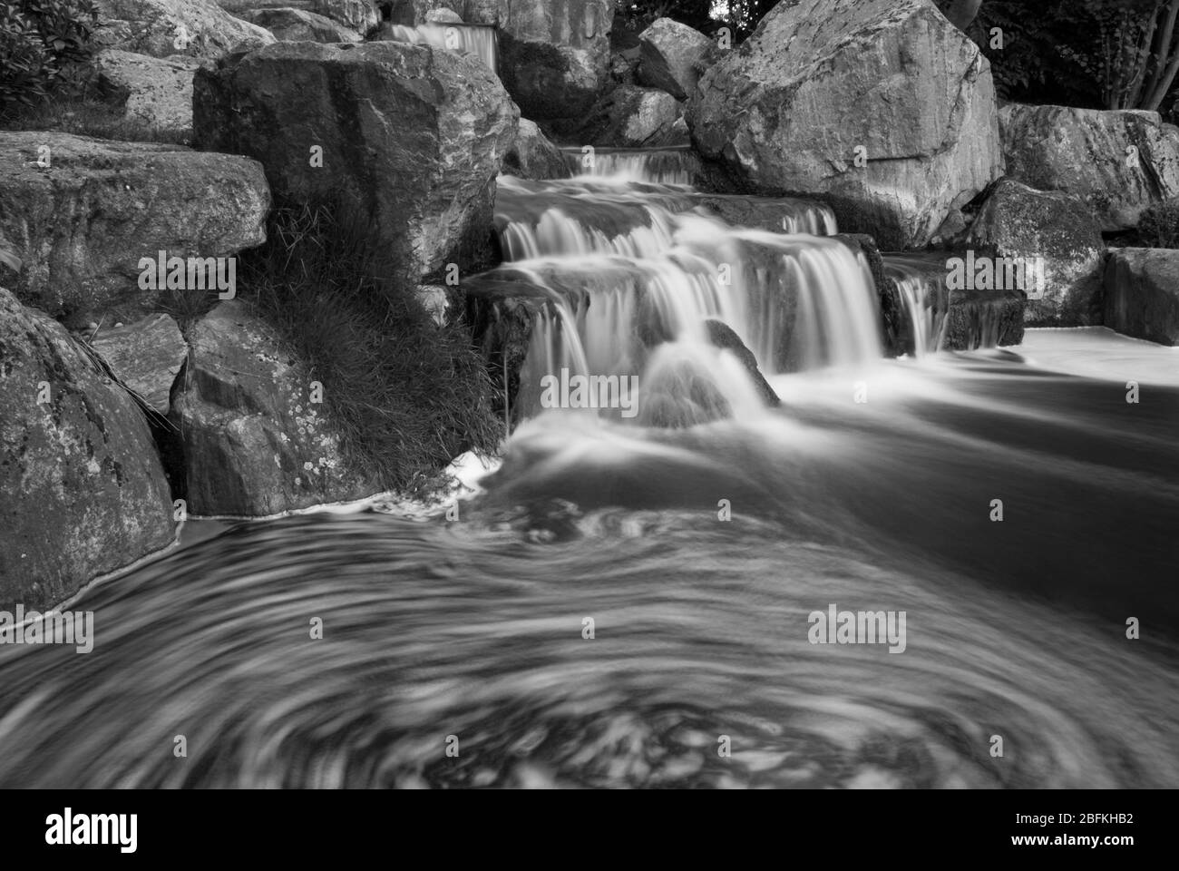 Cascata nel Giardino Giapponese Kyoto Garden, Holland Park, Holland Park Avenue, Kensington, Londra W11 4UA Foto Stock