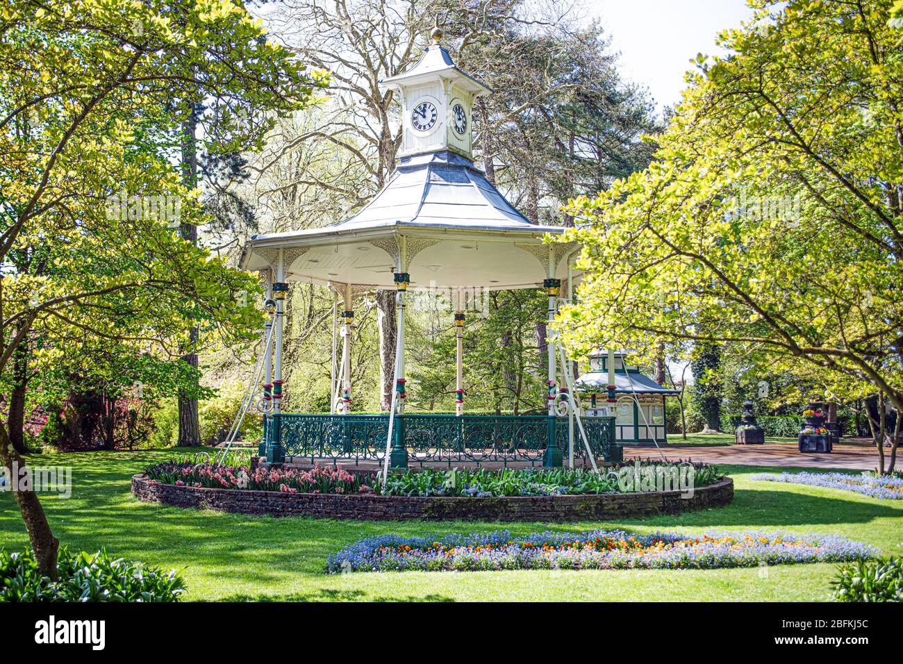 Il clima estivo del sole fa risplendere il meglio dei giardini della città di Swindon in fiore nell'aprile 2020 Foto Stock