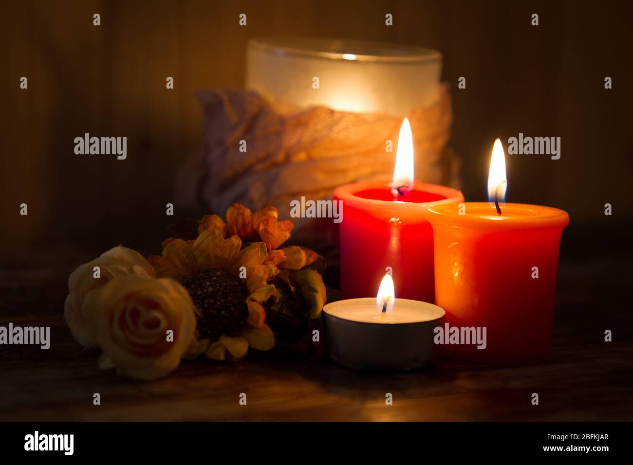 candele romantiche illuminate per eventi di amore o spa Foto stock