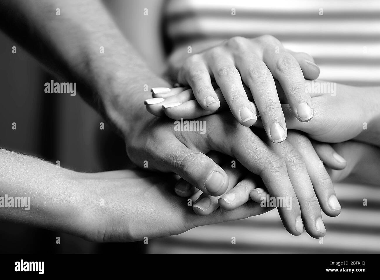 Mani unite primo piano. Stilizzazione in bianco e nero Foto Stock