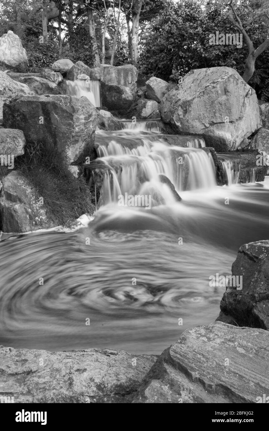 Cascata nel Giardino Giapponese Kyoto Garden, Holland Park, Holland Park Avenue, Kensington, Londra W11 4UA Foto Stock
