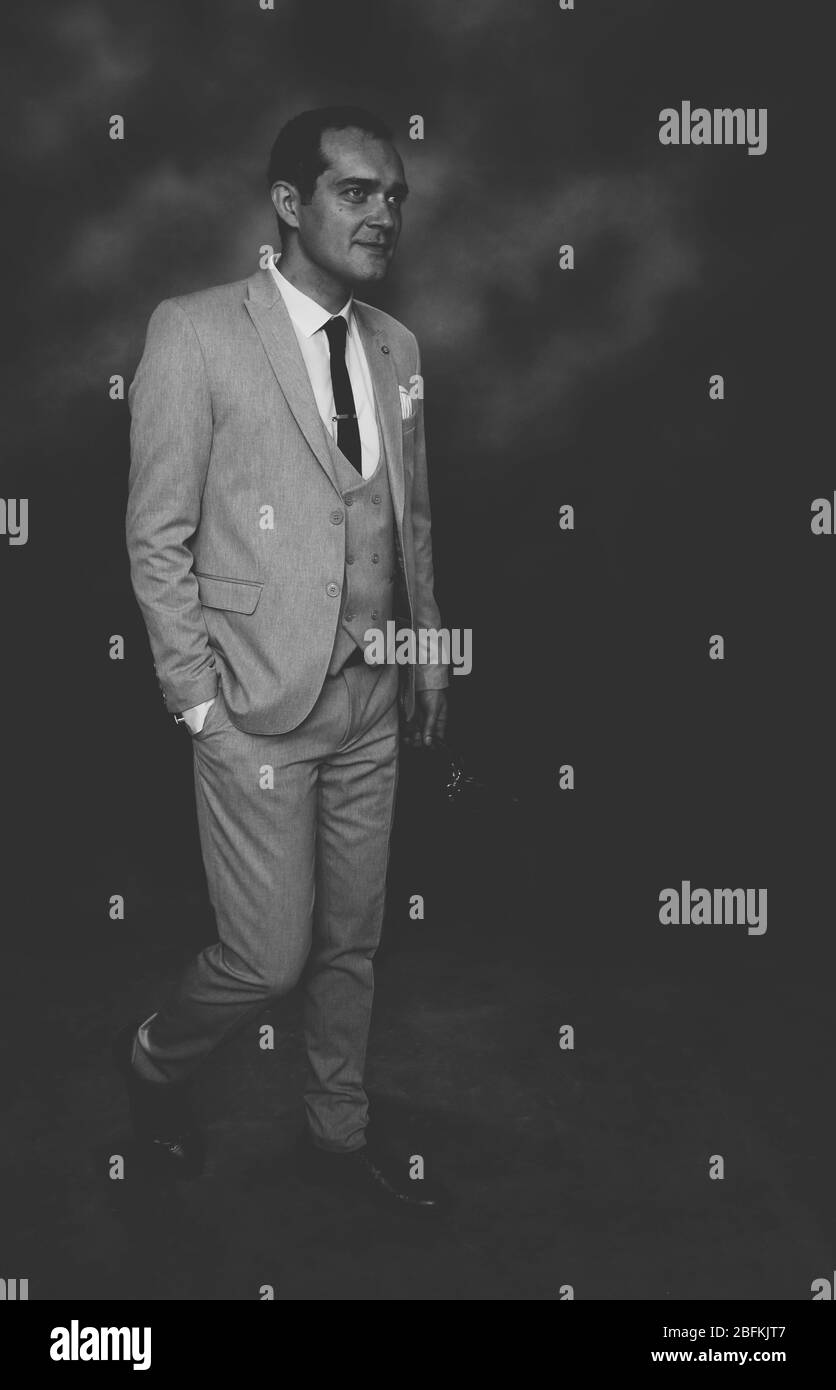 Bell'uomo di mezza età che posa in studio su sfondo isolato. Stile, eleganza, business, gentiluomo, concetto di moda. Foto Stock