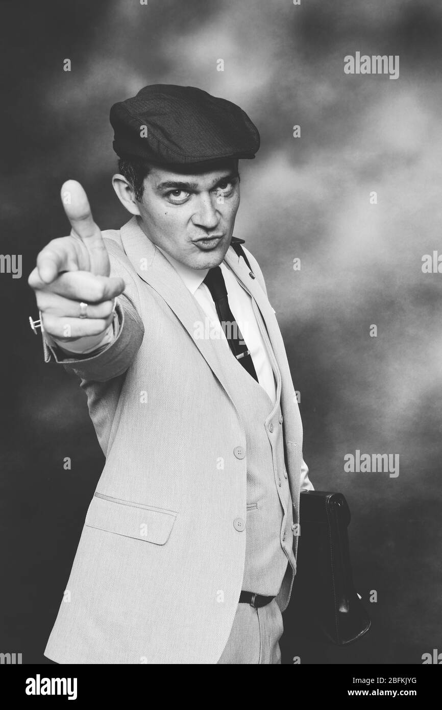 Bell'uomo di mezza età che posa in studio su sfondo isolato. Stile, eleganza, business, gentiluomo, concetto di moda. Foto Stock