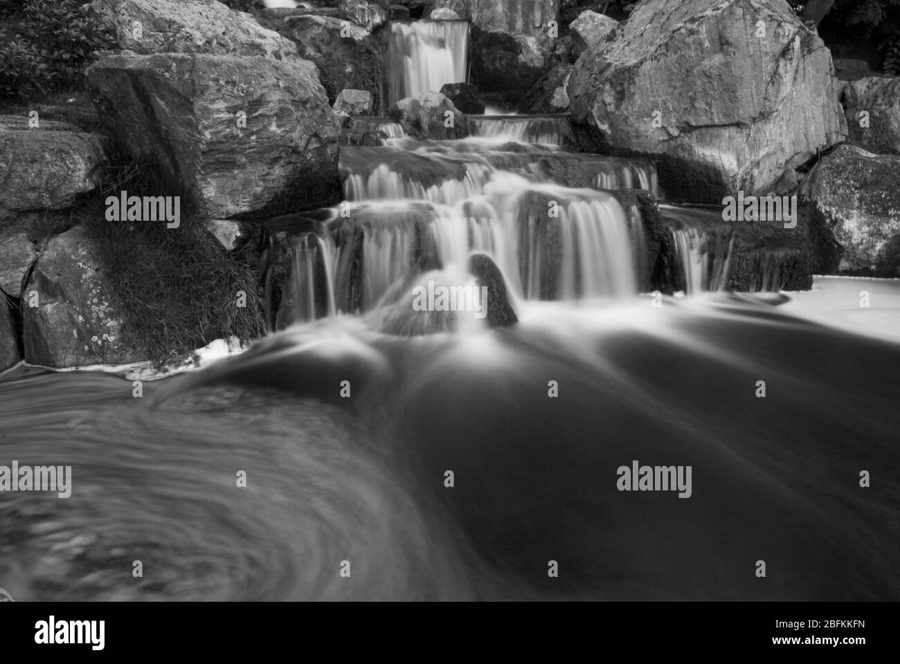 Cascata nel Giardino Giapponese Kyoto Garden, Holland Park, Holland Park Avenue, Kensington, Londra W11 4UA Foto Stock