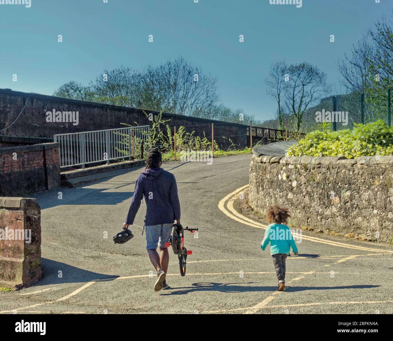 Bowling, Glasgow, Scozia, UK,18h Aprile, 2020: Regno Unito Meteo: Giornata di sole ha visto un canale occupato Forth e Clyde al bowling sul firth del fiume clyde estuario. Foto Stock