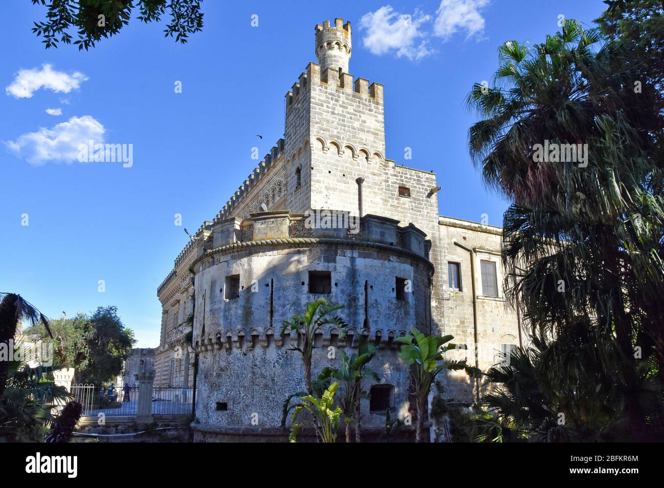 Una stradina tra le vecchie case del villaggio di Nardò in Puglia Foto Stock