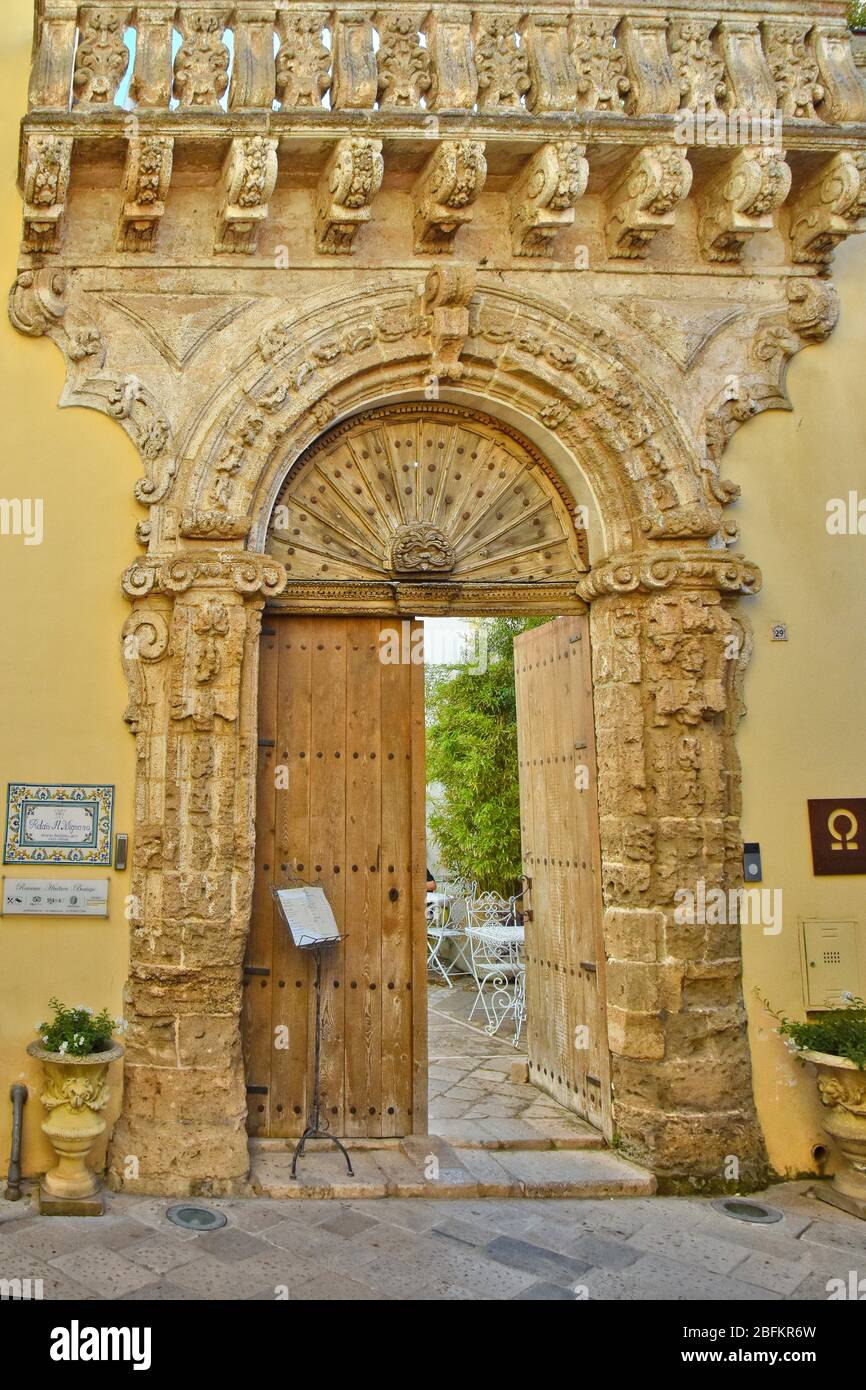 Una stradina tra le vecchie case del villaggio di Nardò in Puglia Foto Stock