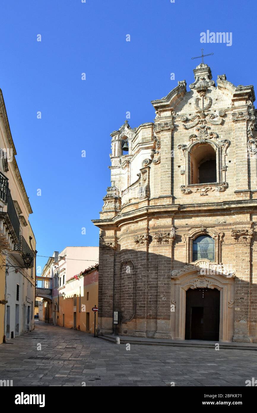 Una stradina tra le vecchie case del villaggio di Nardò in Puglia Foto Stock