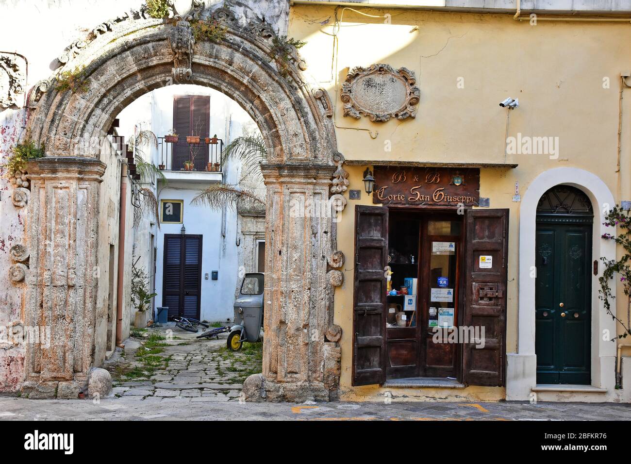 Una stradina tra le vecchie case del villaggio di Nardò in Puglia Foto Stock