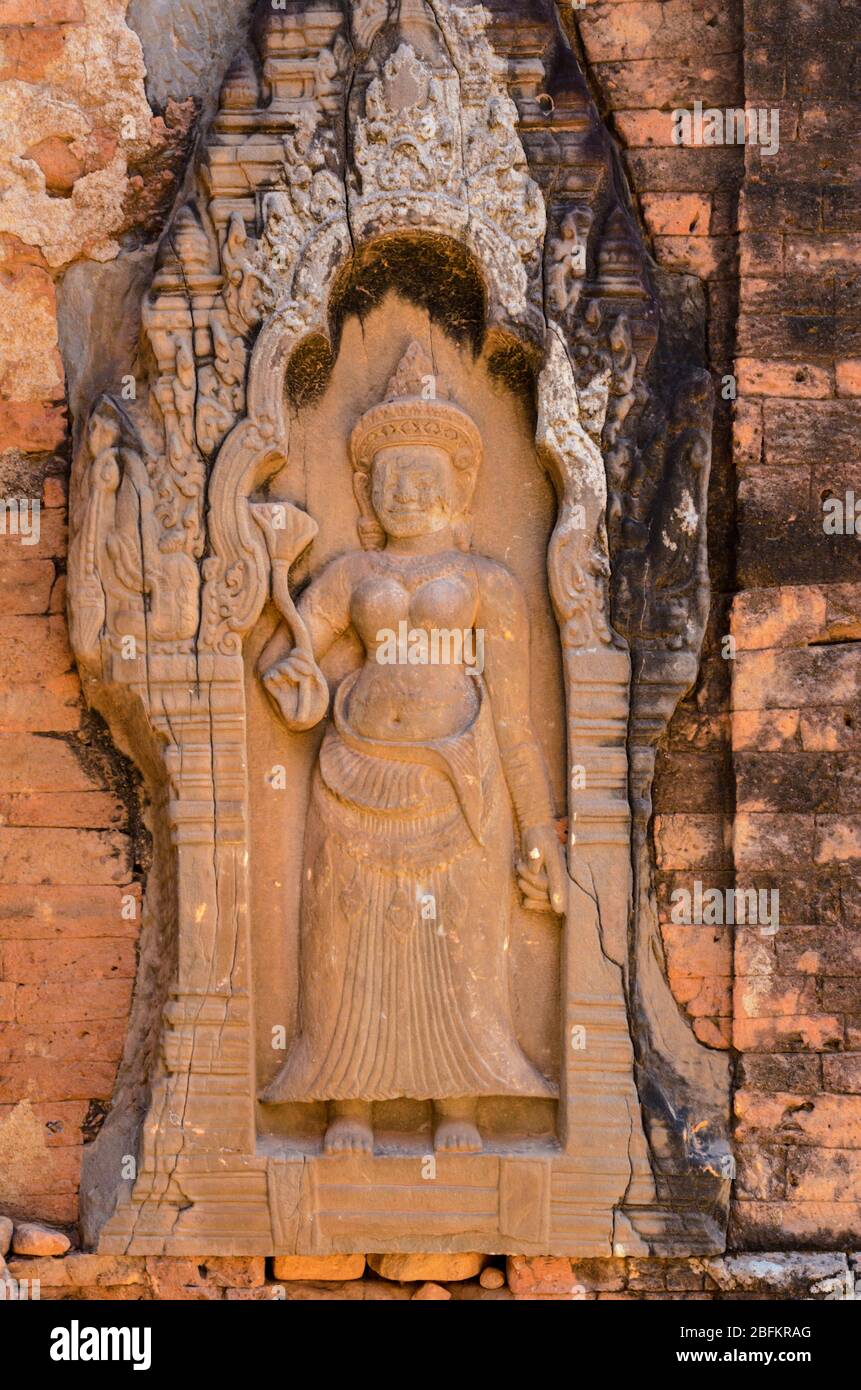 Scultura in pietra danzatrice Apsara dalla mitologia indù, scolpita sul tempio di Lolei nel parco dell'UNESCO di Angkor Wat, Siem Reap, Cambogia Foto Stock