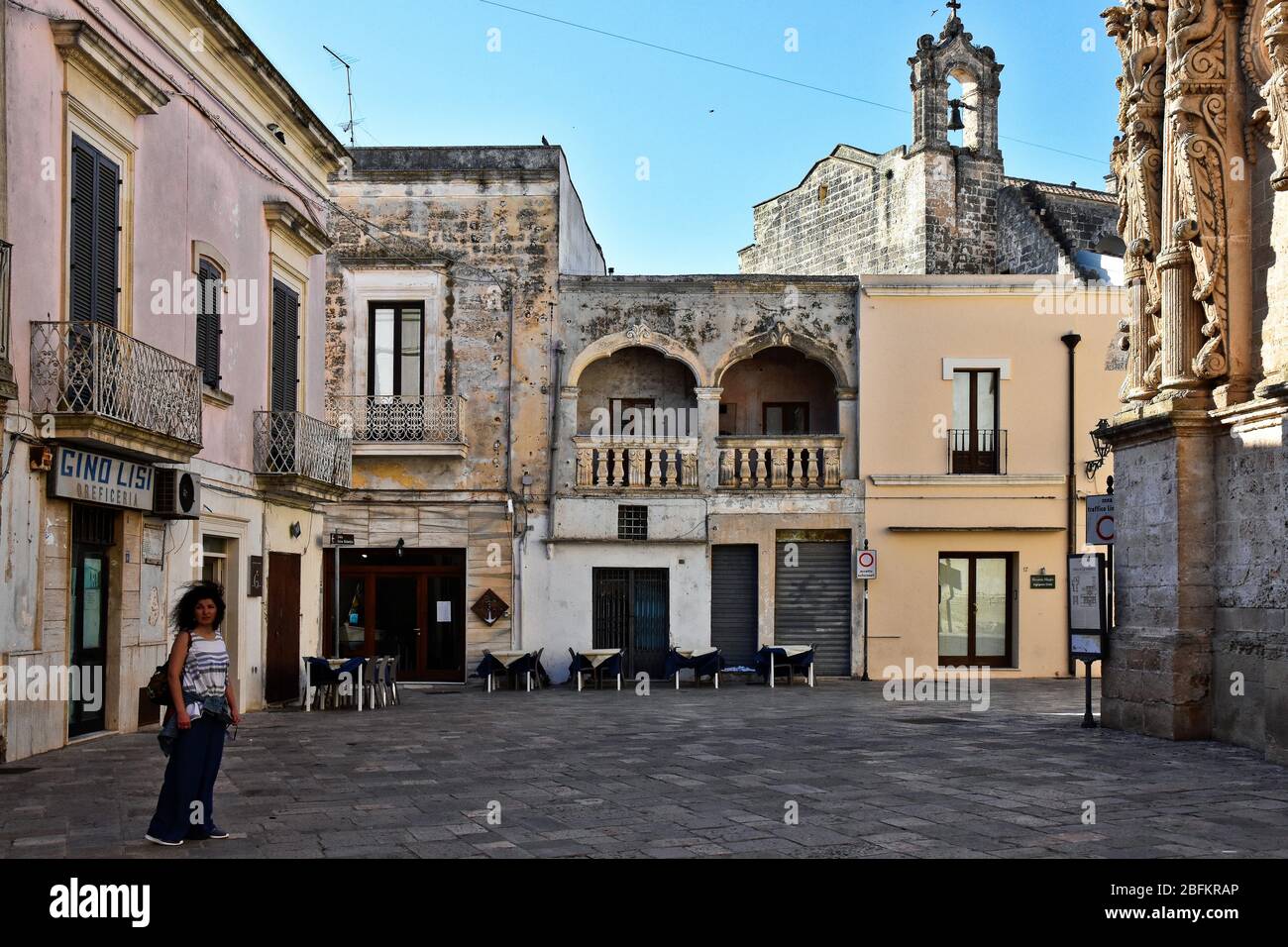 Una stradina tra le vecchie case del villaggio di Nardò in Puglia Foto Stock