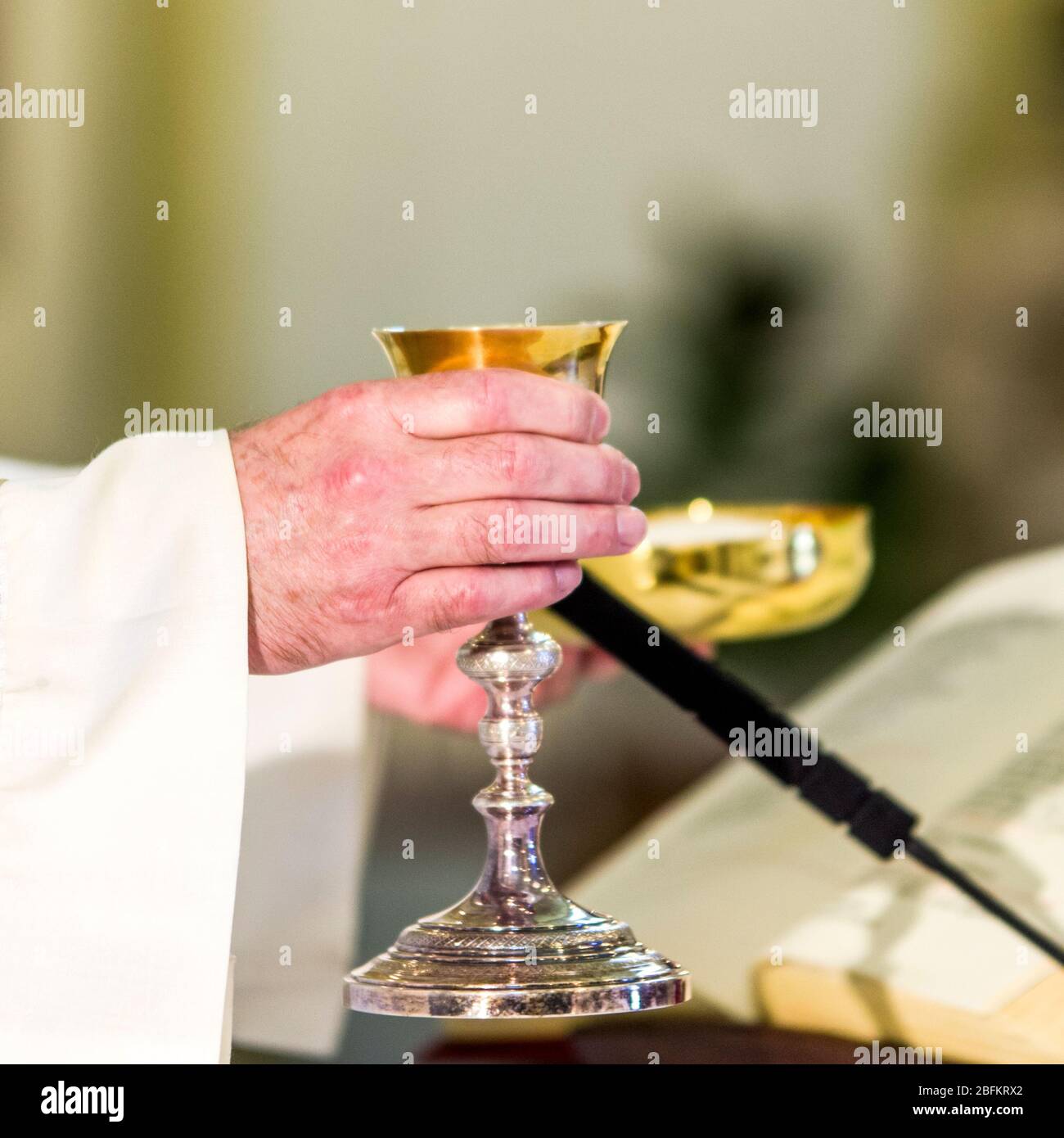 nella chiesa il vino diventa il sangue di cristo, e l'ostia diventa il corpo di cristo Foto Stock