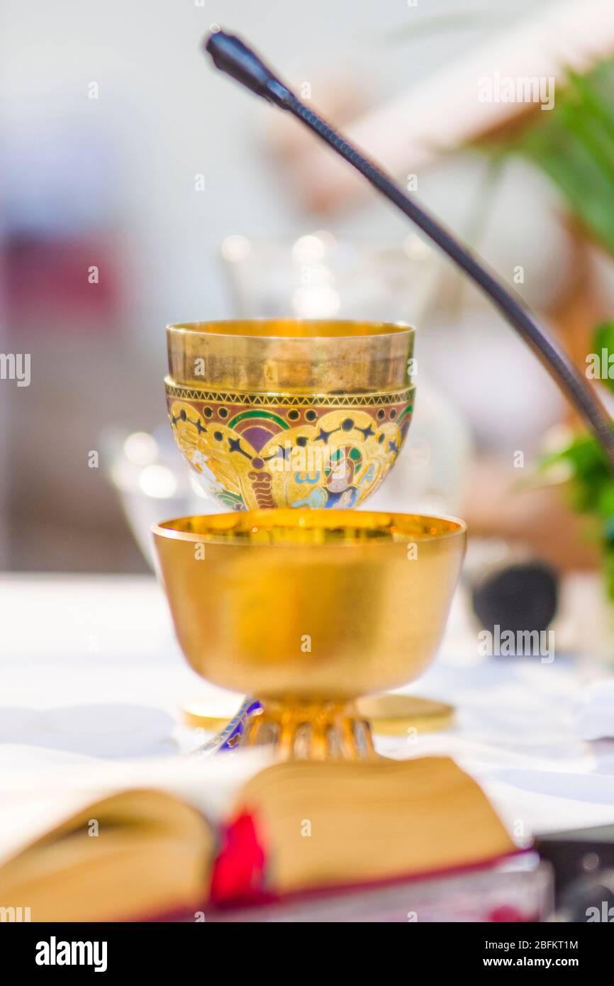 nella chiesa il vino diventa il sangue di cristo, e l'ostia diventa il corpo di cristo Foto Stock