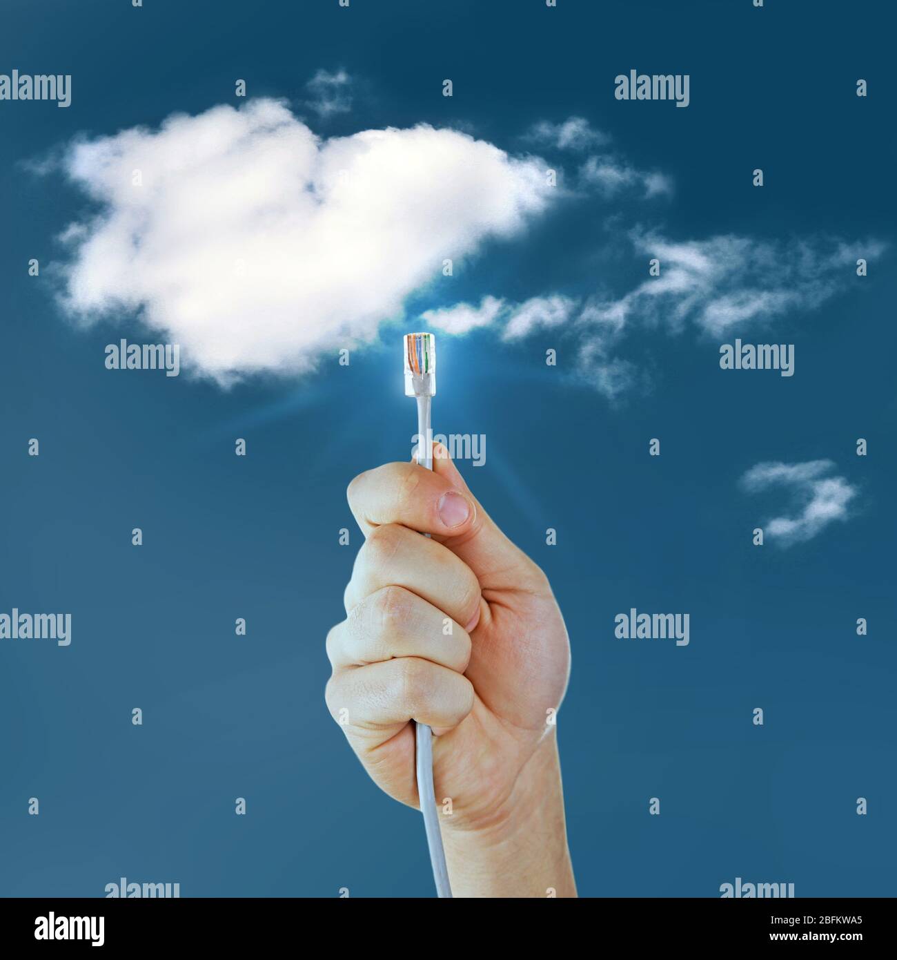 Cavo Internet in mano su sfondo blu cielo con nuvola Foto Stock