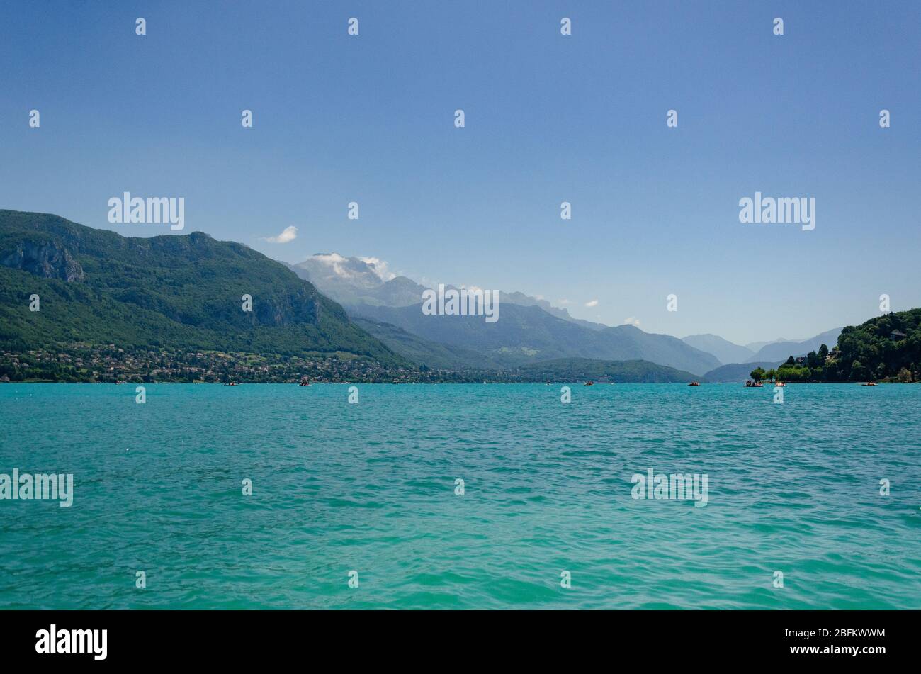 Bella vista sul lago di Annecy durante la stagione estiva in Francia. Il lago di Annecy è conosciuto come il lago più pulito d'Europa. Foto Stock