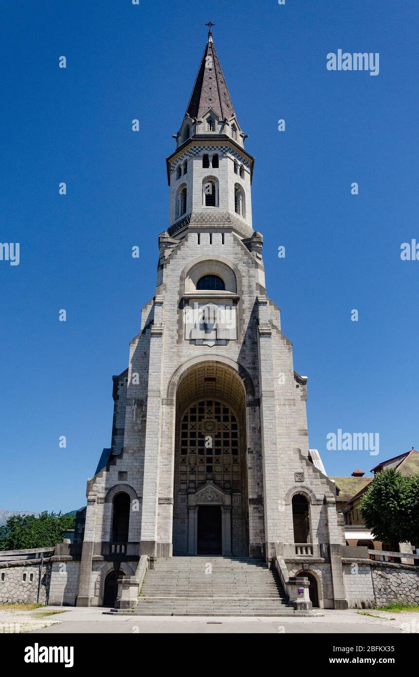 Vista esterna della torre alta della Basilica della Visitation, Annecy, Francia Foto Stock