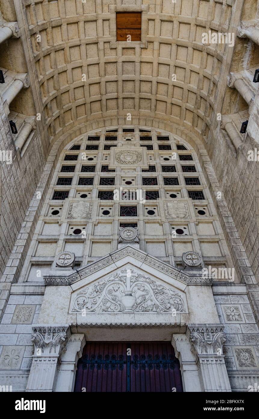 Dettagli raffinati alla porta d'ingresso della Basilica della Visitazione, Annecy, Francia Foto Stock
