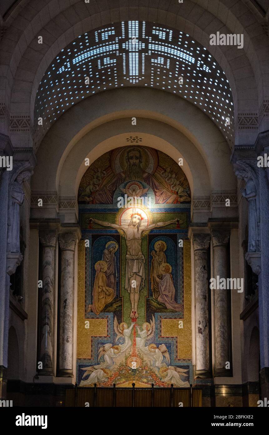 Il mosaico della Crocifissione di Antoine Molkenboer. Gesù e lo Spirito Santo dentro la Basilica della Visitazione, Annecy, Francia Foto Stock