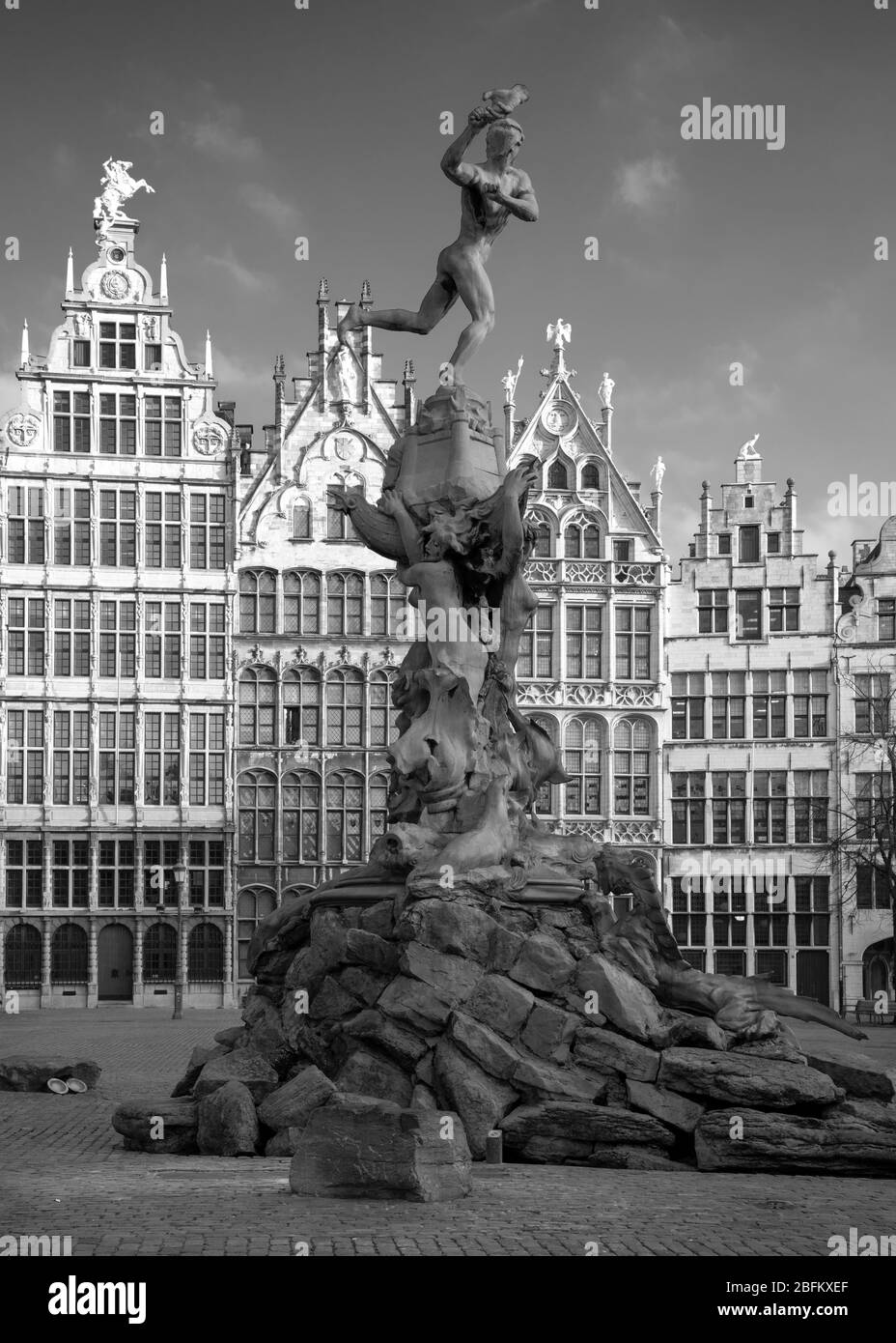 Vecchi edifici intorno al mercato Grote, uno dei luoghi famosi di Anversa, Belgio Foto Stock