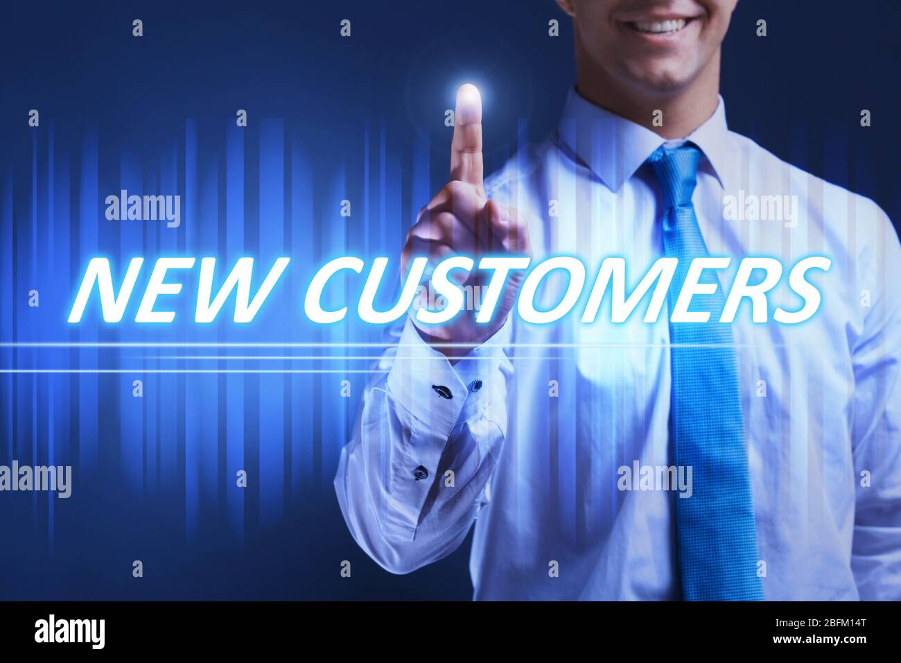 Businessman premendo il pulsante nuovi clienti sullo schermo virtuale. Concetto di Internet e networking. Foto Stock
