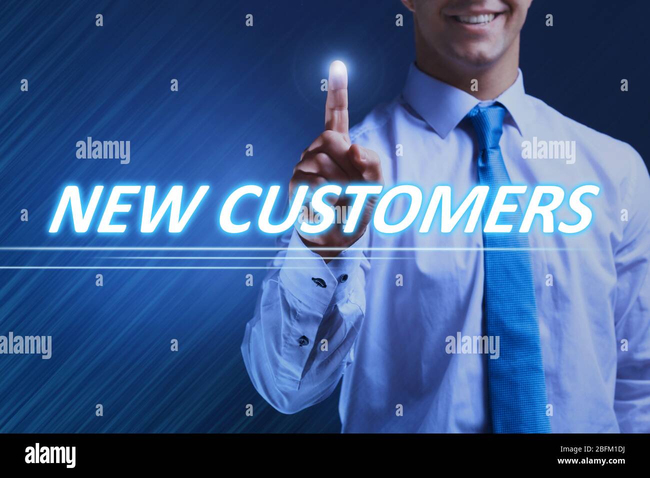 Businessman premendo il pulsante nuovi clienti sullo schermo virtuale. Concetto di Internet e networking. Foto Stock