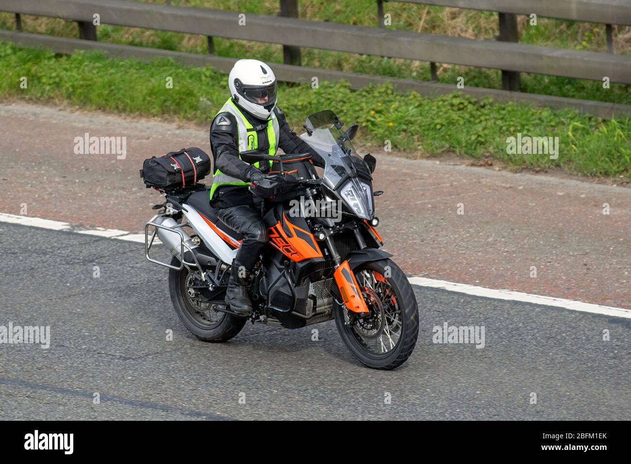 KTM 790 Adventure; motociclista; trasporto a due ruote, moto, veicoli,  strade, motociclette, motociclisti che viaggiano sull'autostrada M6  Chorley, Regno Unito Foto stock - Alamy