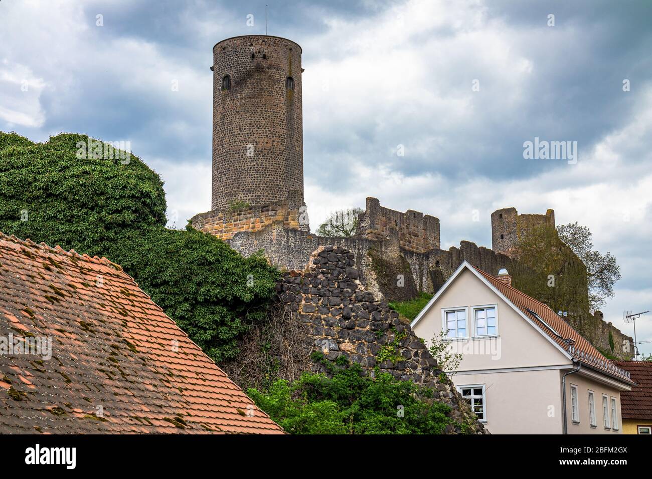 Castello di Münzenberg, un castello in rovina in collina dall'alto Medioevo nella città di Müzenberg, distretto di Wetteraukreis, Hesse, Germania Foto Stock