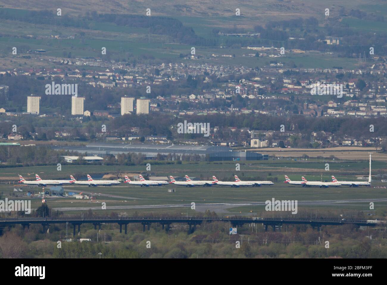 Renfrew, Regno Unito. 19 Apr 2020. Nella foto: Vista aerea di 13 aerei Airbus British Airways a terra parcheggiati sul asfalto all'aeroporto internazionale di Glasgow a causa del blocco del Regno Unito e Coronavirus (COVID-19) Pandemic. Dal blocco la maggior parte delle compagnie aeree hanno dovuto licenziare il personale con la maggior parte di necessità di assistenza finanziaria pubblica o il rischio collasso. Ad oggi nel Regno Unito i casi confermati di persone infette sono 120,067 con 16,060 morti. Credit: Colin Fisher/Alamy Live News Foto Stock