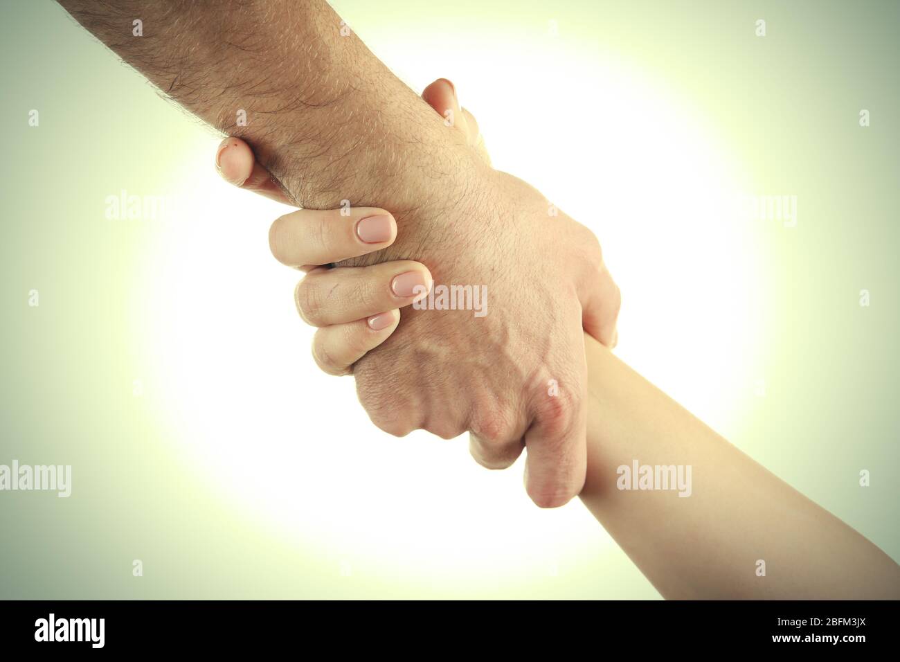 Due mani che si avvicinano l'una all'altra. Concetto di aiuto. Tonalità vintage Foto Stock