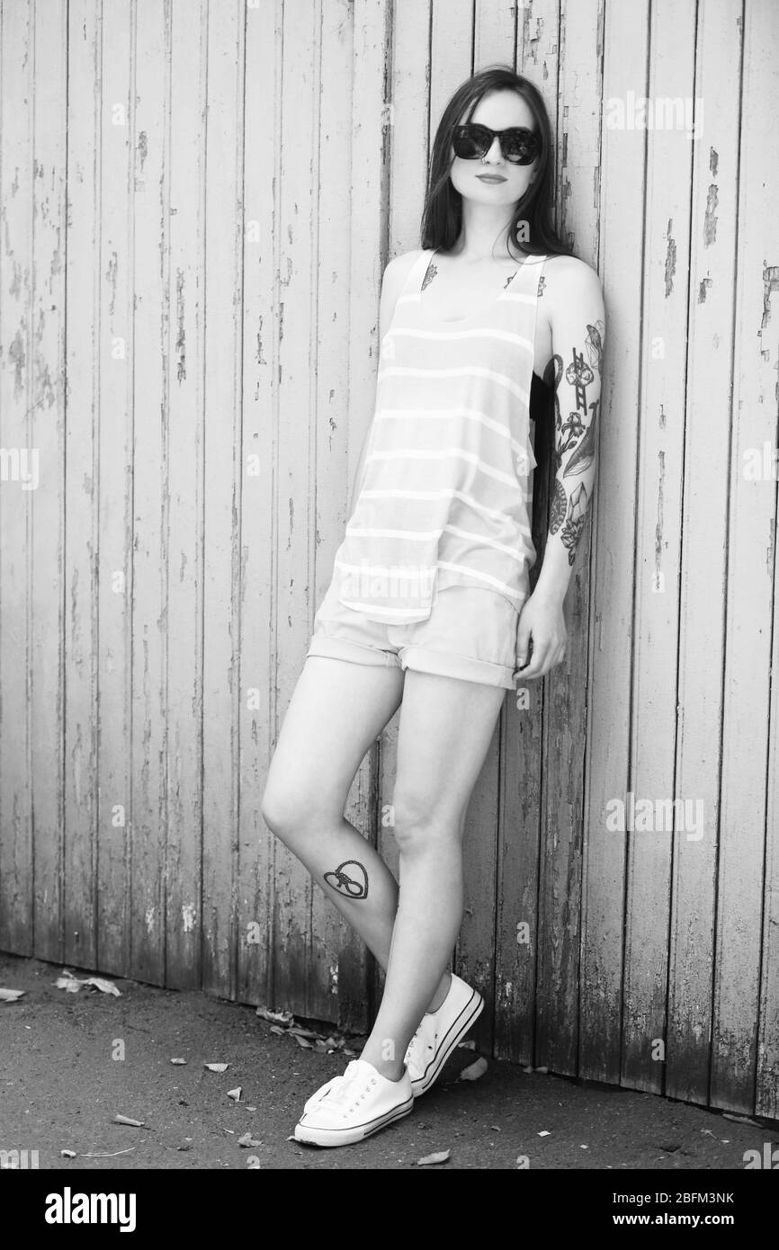 Bella giovane donna con tatuaggi, stilizzazione retrò Foto Stock