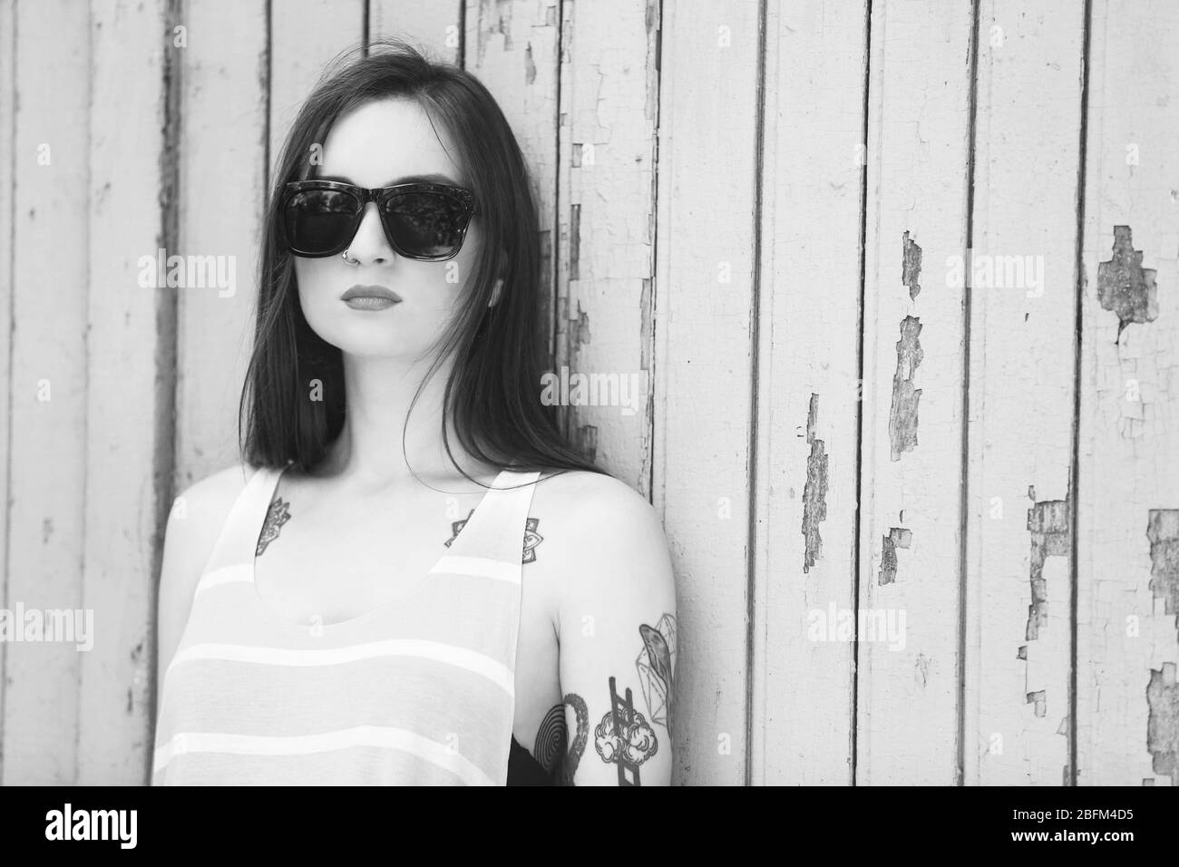 Bella giovane donna con tatuaggi, stilizzazione retrò Foto Stock