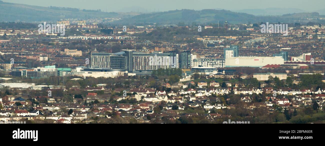 Renfrew, Regno Unito. 19 Apr 2020. Nella foto: Vista aerea panoramica il Queen Elizabeth University Hospital (QEUH), conosciuto anche localmente come la morte Star a causa della sua ‘forma X' come si vede quando si vola sopra di esso. La crisi del Coronavirus (COVID-19) fino ad oggi nel Regno Unito i casi confermati di persone infette sono 120,067 con 16,060 morti. Credit: Colin Fisher/Alamy Live News Foto Stock