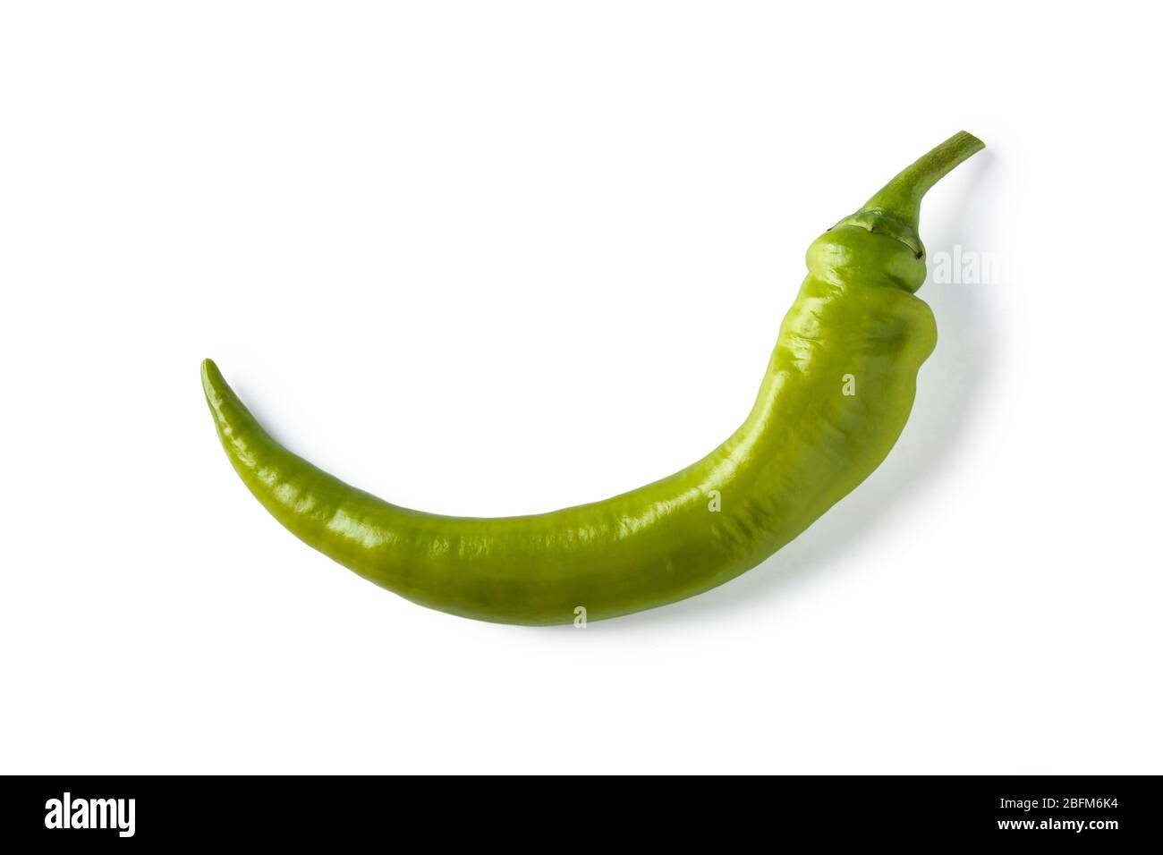 Peperoncino verde, primo piano isolato su bianco Foto Stock