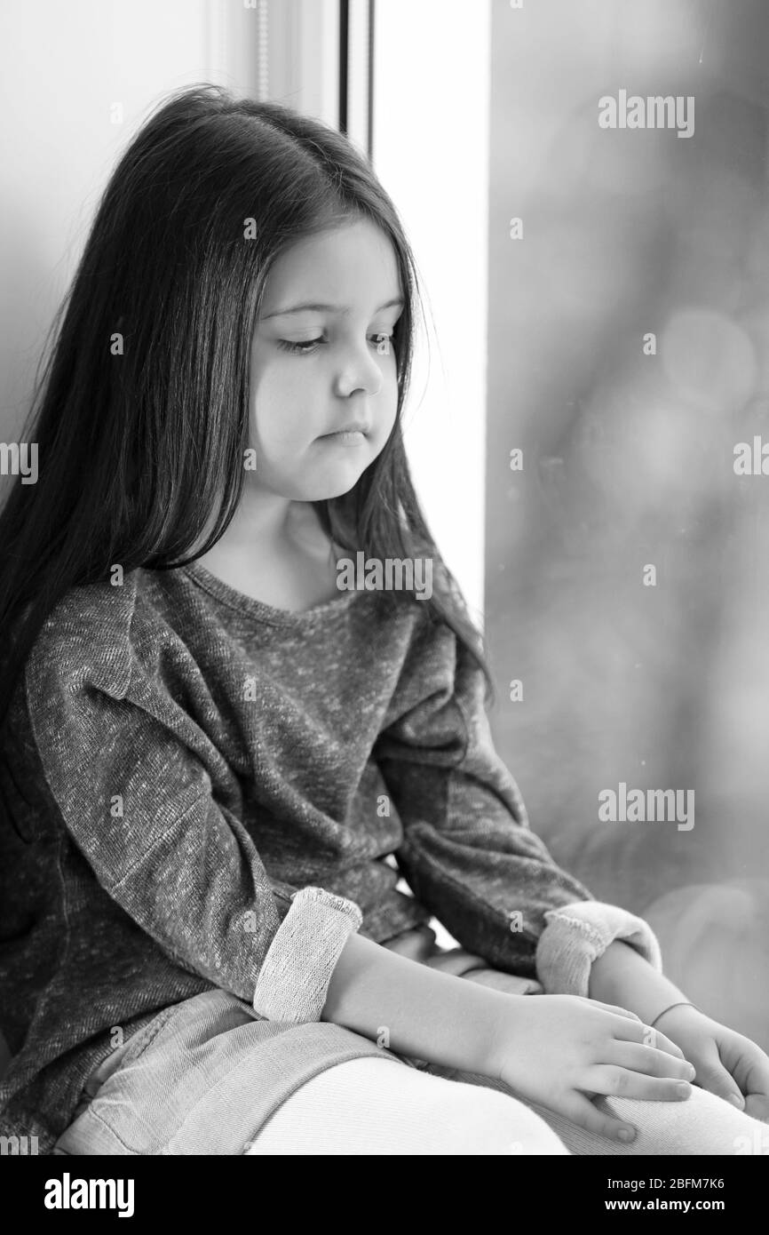 Bambina Con Un Salvadanaio a Casa Fotografia Stock - Immagine di felice,  soddisfare: 217970140