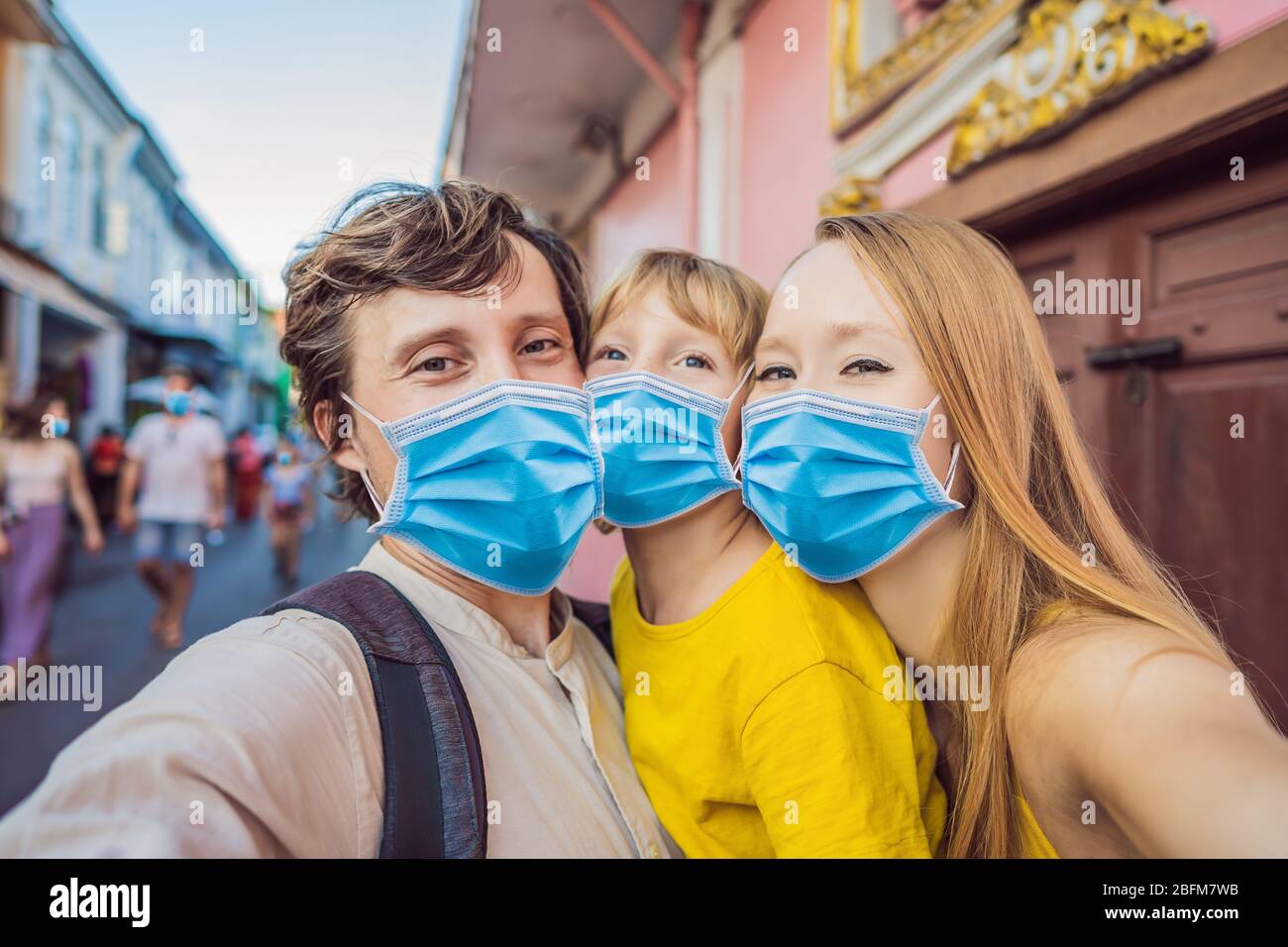 Mamma, papà e Son turisti in maschera medica sulla strada in stile portoghese Romani nella città di Phuket. Chiamato anche Chinatown o la città vecchia. In viaggio Foto Stock