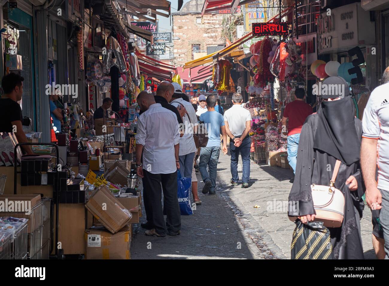 Istanbul, Turchia - 20 settembre 2017: Molti cittadini e turisti camminano su una strada a Istanbul piena di negozi tipici Foto Stock