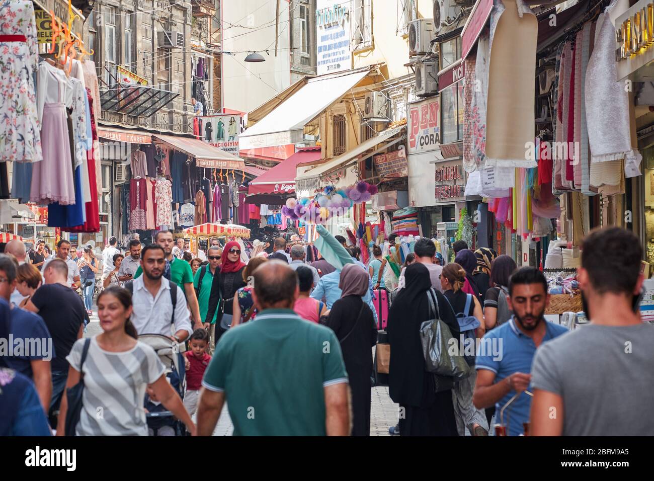 Istanbul, Turchia - 20 settembre 2017: Molti cittadini e turisti camminano su una strada a Istanbul piena di negozi tipici Foto Stock