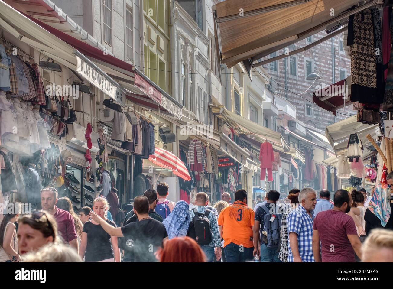 Istanbul, Turchia - 20 settembre 2017: Molti cittadini e turisti camminano su una strada a Istanbul piena di negozi tipici Foto Stock