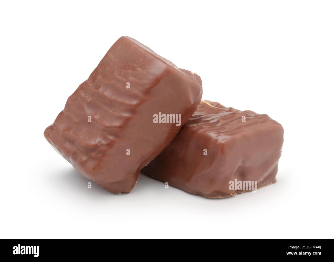 Due barrette di cioccolato isolate su sfondo bianco. Foto Stock