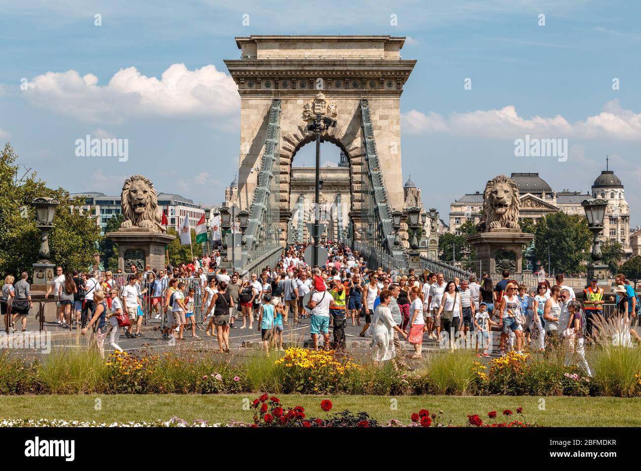 Folla di persone che attraversa il Ponte delle catene Szechenyi il giorno di Santo Stefano a Budapest Foto Stock