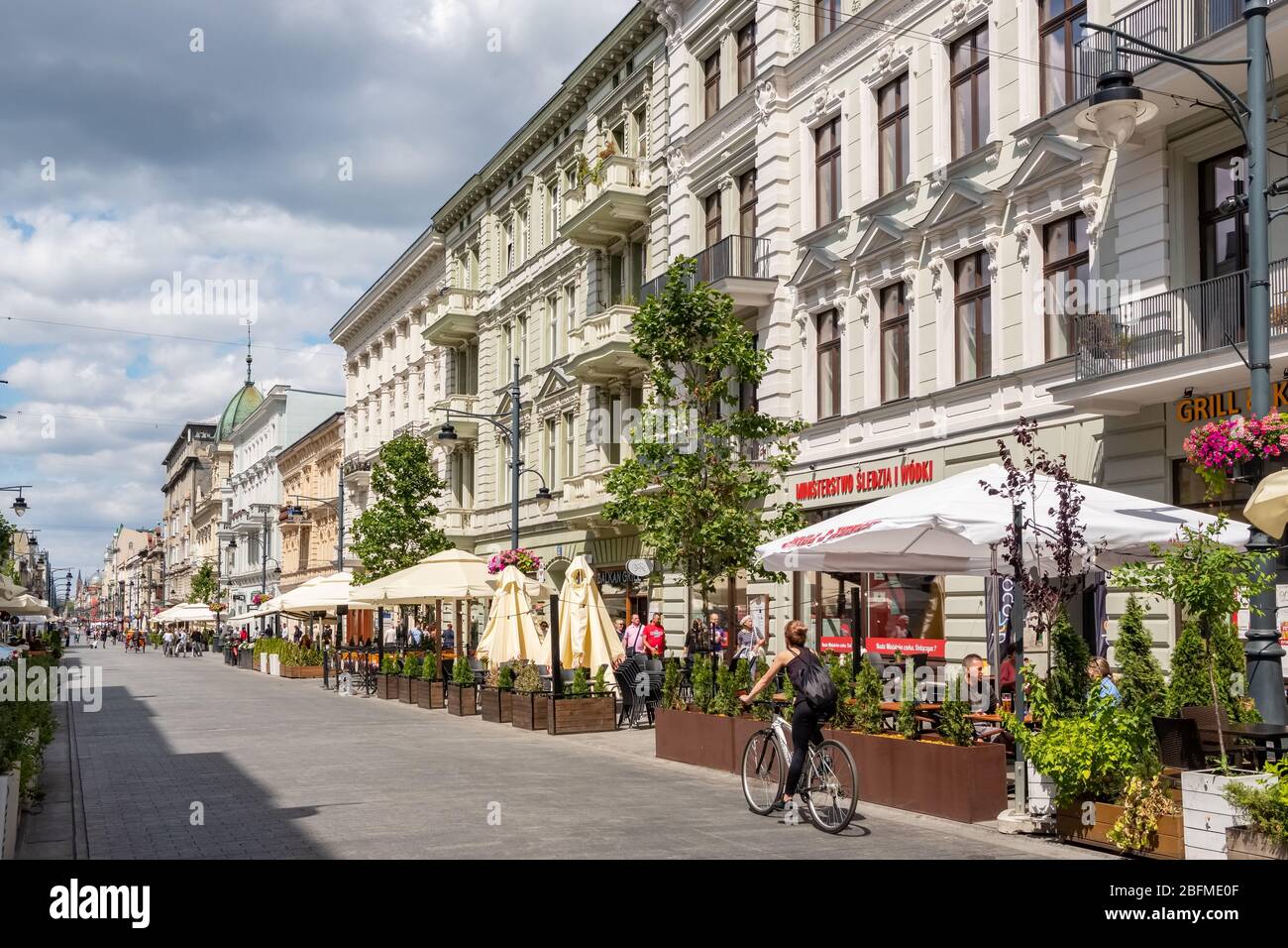 Piotrkowska Street a Lodz. Popolare strada pedonale con i caffè di Lodz, Polonia Foto Stock