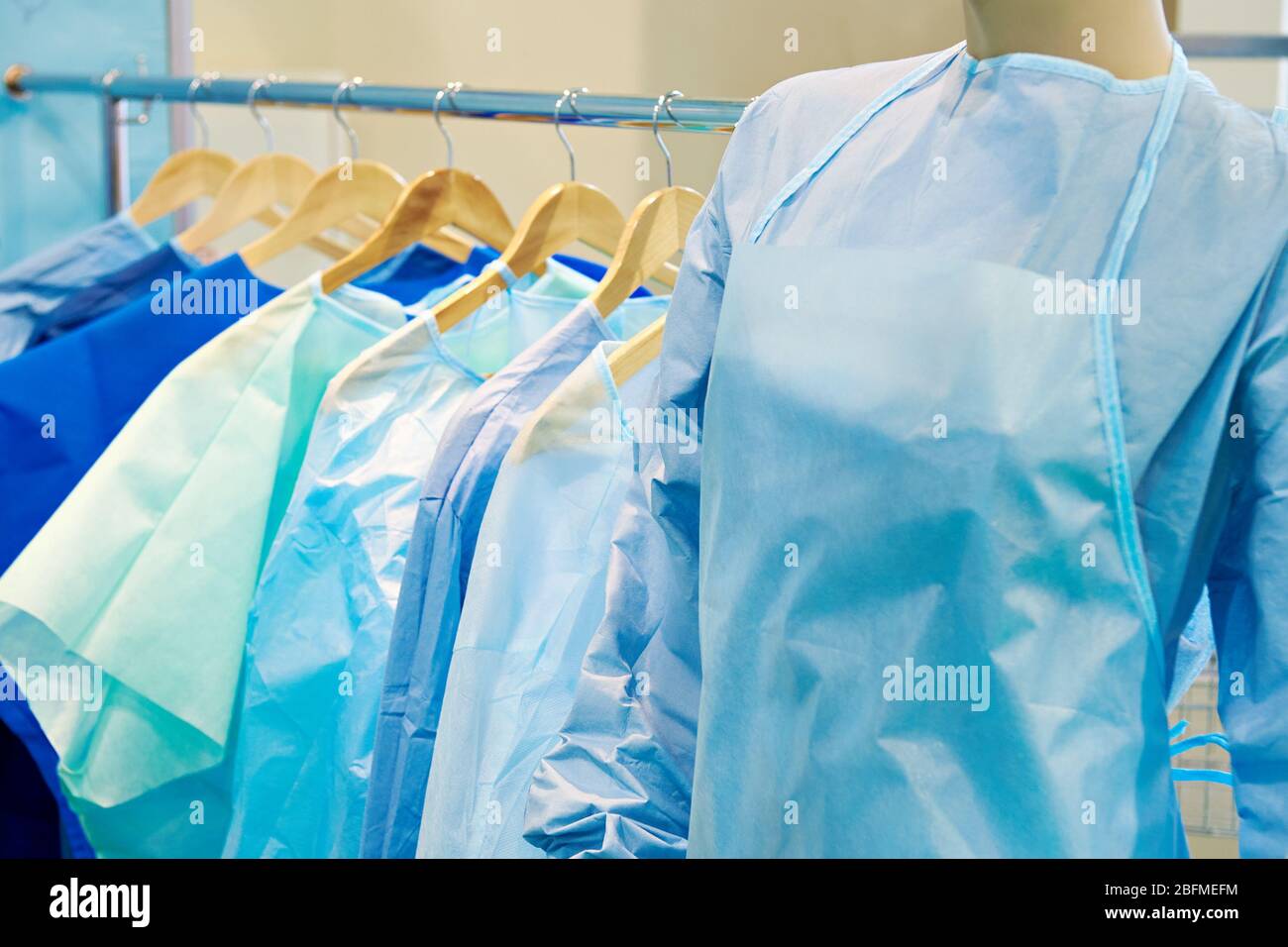 Manichino donna camici chirurgici in negozio Foto Stock