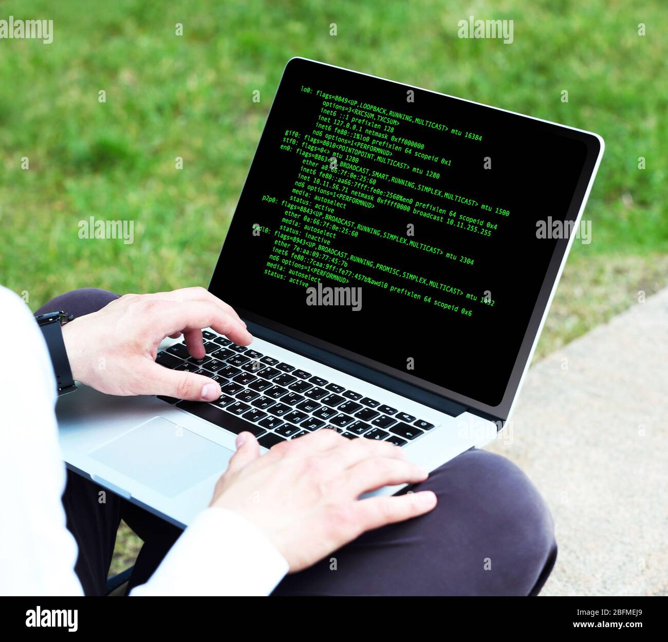 Uomo con notebook, la scrittura di codice di programmazione sul computer portatile Foto Stock