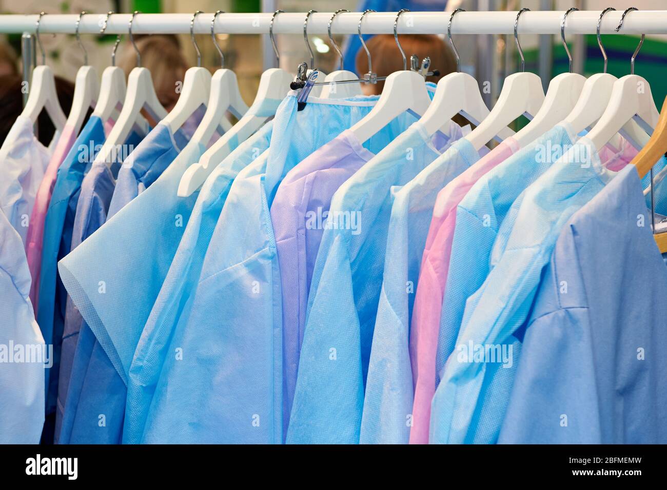 Un tempo di Medico camici chirurgici su appendiabiti Foto Stock
