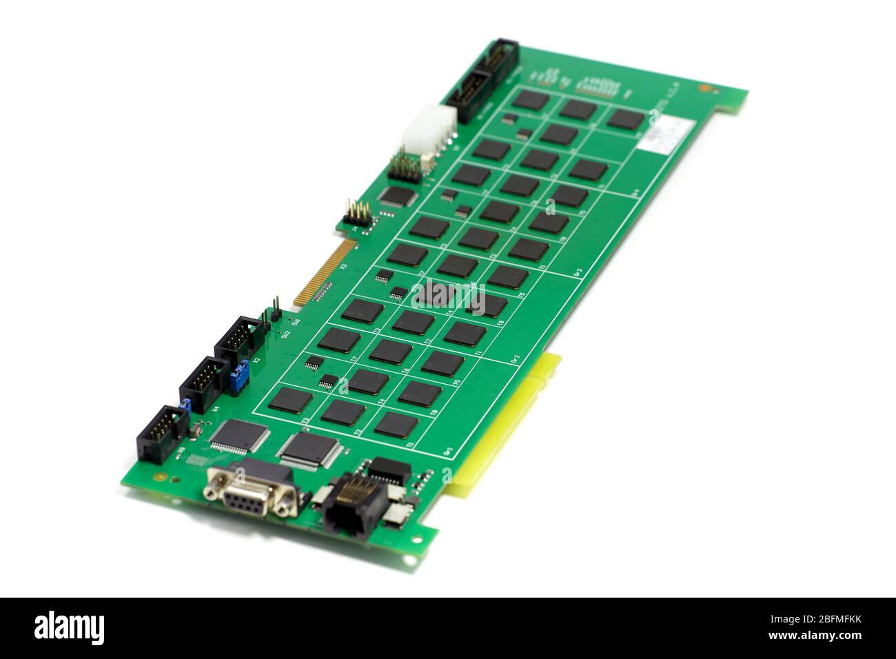 Scheda elettronica a circuito stampato con chip e altri componenti, colore verde, lato anteriore, vista angolata, isolata su sfondo bianco Foto Stock