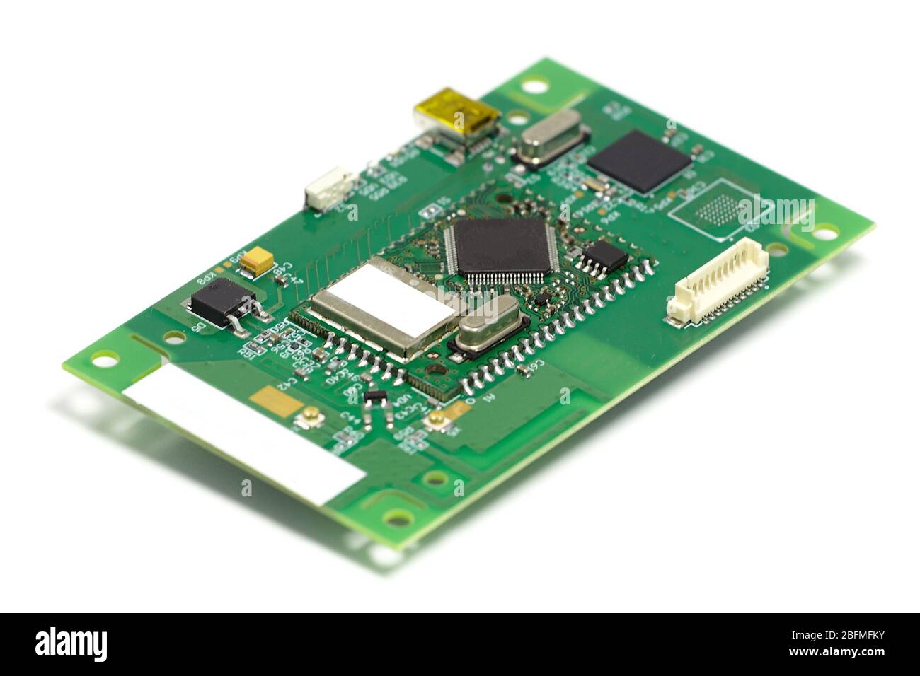 Scheda elettronica a circuito stampato con chip e altri componenti, lato anteriore, angolo di visualizzazione, isolato su bianco Foto Stock
