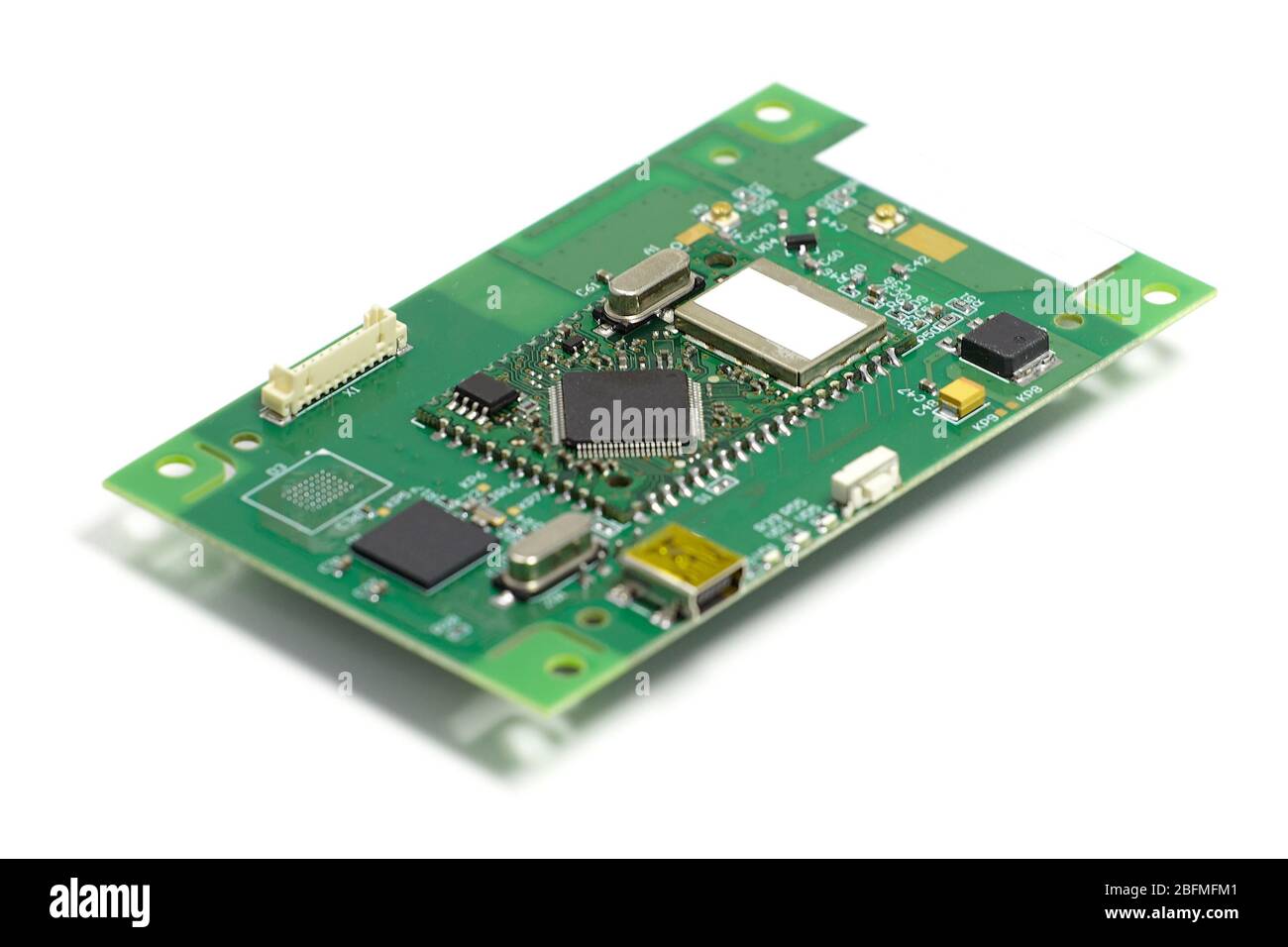 Scheda elettronica a circuito stampato con chip e altri componenti, lato anteriore, angolo di visualizzazione, isolato su bianco Foto Stock
